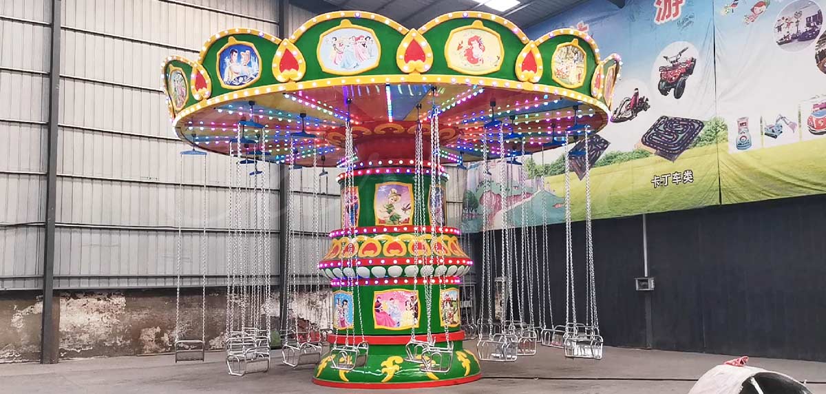 Um brinquedo Chair-O-Planes lindamente decorado, amplamente conhecido como Swing Ride ou Wave Swinger nos EUA, totalmente montado e testado na fábrica.