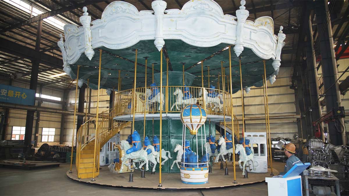 Un carrusel de dos pisos y 48 plazas se somete a rigurosas pruebas en una fábrica de atracciones de China antes de ser enviado a un cliente de Vietnam.