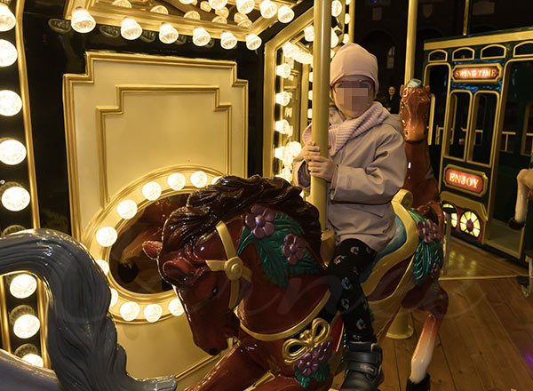 Detalle de un caballo de carrusel personalizado con acabado premium de un fabricante de carruseles de confianza, parte de un proyecto de carrusel de 2 pisos.