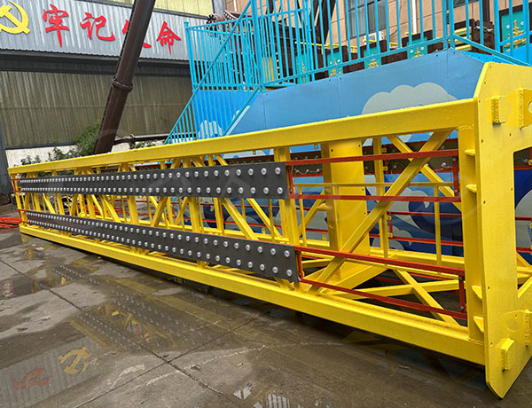 Segmento de vía de acero Q345B de alta resistencia para una torre de caída de un parque de atracciones, con mecanizado CNC de precisión y aletas de frenado magnético permanente, esencial para una experiencia de caída libre segura en una torre de caída.