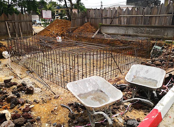 Densa jaula de armadura estructural en construcción para los cimientos de una pesada atracción de parque de atracciones.