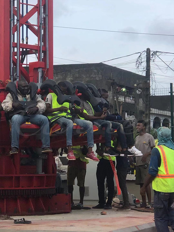 Personal in situ participando en las últimas pruebas de carga de seguridad y comprobaciones de sujeción de la torre de caída recién instalada.