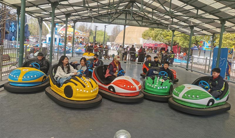 Autos tamponneuses familiales pour les parcs d'attractions en plein air, les aires de jeux couvertes et les attractions touristiques à forte fréquentation