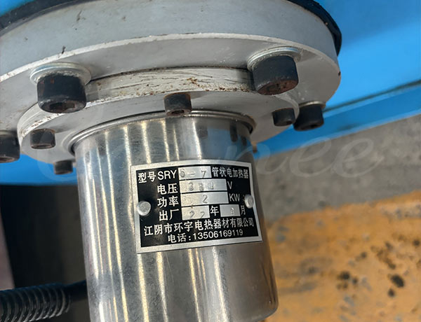 Vista detallada de una placa de especificaciones industriales en un componente mecánico de alta potencia, lo que demuestra la auténtica fabricación directa de fábrica y la trazabilidad de los componentes detrás de cada atracción de torre de caída libre de Carnee Rides.