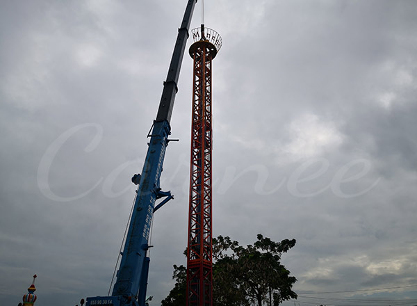 Grúa móvil pesada de Locagrues Cameroun levantando la enorme estructura de la torre de caída para colocarla en su sitio.