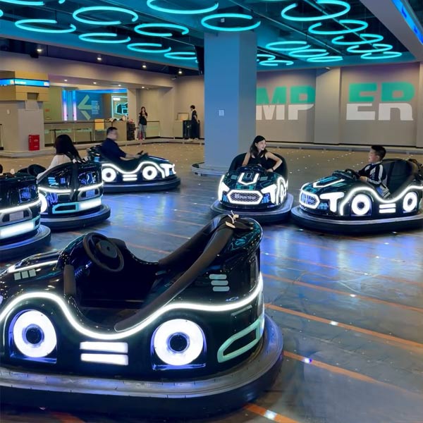Mobil bumper grid lantai berteknologi tinggi dengan desain LED neon khusus dalam FEC modern. Protokol pembersihan yang tepat melindungi perangkat elektronik onboard yang sensitif ini.