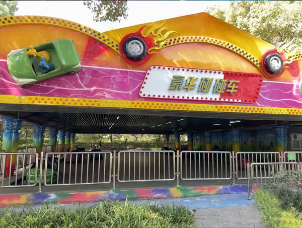 Sebuah paviliun mobil dodgem karnaval luar ruangan khusus di taman hiburan. Waxing bodi FRP secara teratur dan inspeksi struktural melindungi wahana ini dari kerusakan akibat cuaca.