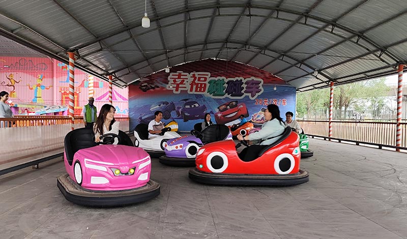 Entreprise d'autos tamponneuses en plein air avec auvent de toit pour les parcs d'attractions, les zones scéniques et les projets de divertissement familial