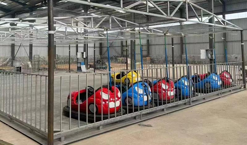 Manège d'autos tamponneuses portable et pliable pour les carnavals, installation de manèges mobiles pour les foires, les festivals et les entreprises de divertissement itinérantes.