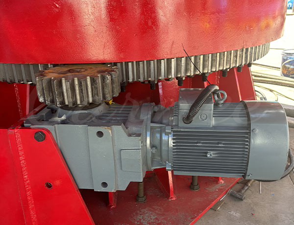 Motor de accionamiento de calidad industrial y conjunto de engranajes pesados utilizados para el mecanismo de rotación en una atracción de torre giratoria, lo que garantiza un funcionamiento suave de 360 grados para nuestros modelos de torre de caída giratoria y torre de caída y giro.