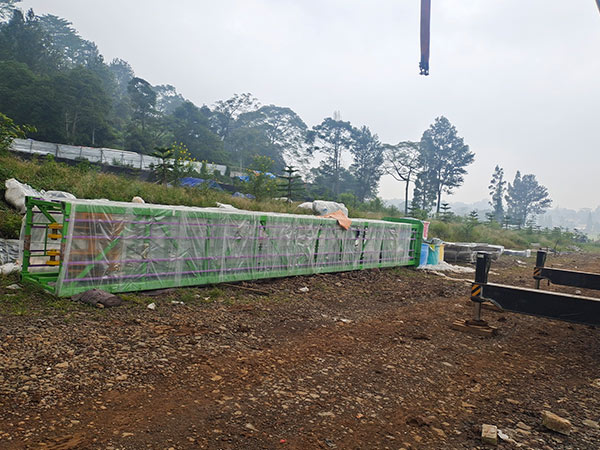 Cimentación de hormigón de precisión con pernos de anclaje empotrados de alta resistencia, preparada para la instalación de la base de una enorme torre de caída de 30 m en un parque indonesio.