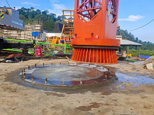 Instalación in situ en Indonesia que muestra la góndola del asiento de la torre de caída perfectamente integrada con la vía de acero galvanizado de alta resistencia durante la fase de pruebas operativas y depuración del sistema.