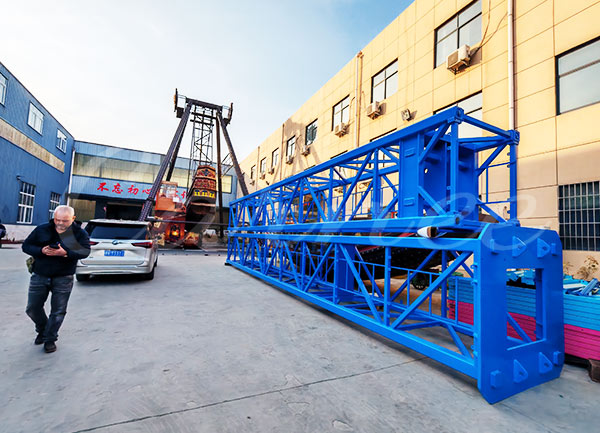 Vista de fábrica de un armazón de acero estructural azul de gran resistencia fabricado para una torre de caída libre de 30 m, con revestimiento anticorrosión tropical para una durabilidad extrema a la intemperie.