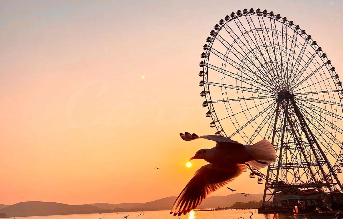 Atracción emblemática en forma de noria para un complejo turístico costero de Filipinas, que ofrece vistas al océano y un gran atractivo visual para las atracciones turísticas costeras.