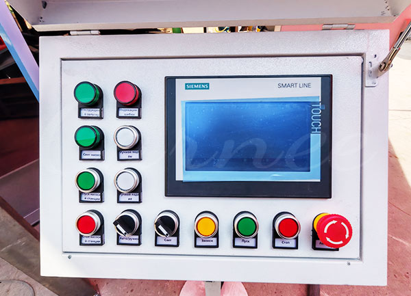 Panel de control industrial Siemens PLC con pantalla táctil inteligente y botones de parada de emergencia, que garantiza un funcionamiento preciso y la máxima seguridad para una atracción comercial de torre de caída libre.