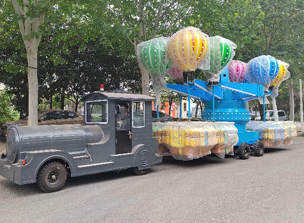 Упакованные портативные воздушные шары Samba Balloon едут на специальном прицепе, который буксируется, обеспечивая высокую мобильность для путешествующих карнавалов.