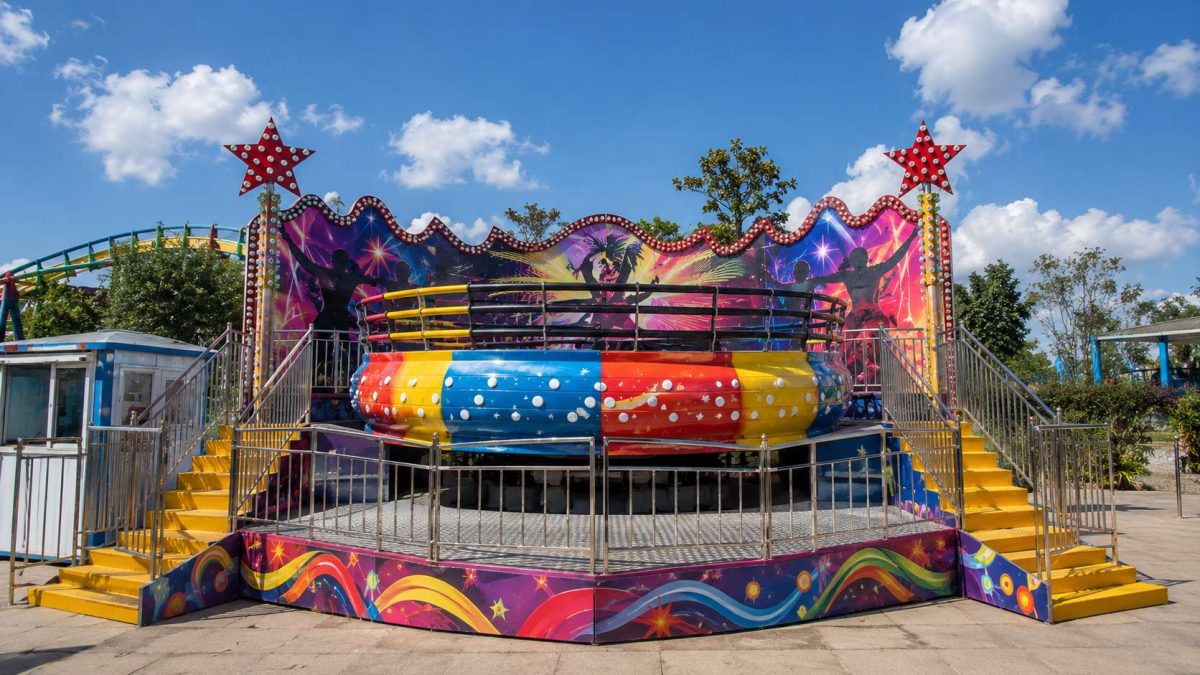 Discoteca al aire libre Mantenimiento de la atracción Tagada para el funcionamiento del parque temático con valla de seguridad, escaleras, plataforma y colorido telón de fondo