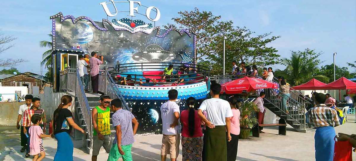 Продается аттракцион UFO disco Tagada, установленный на открытой ярмарке развлечений с зоной для посетителей и очередью