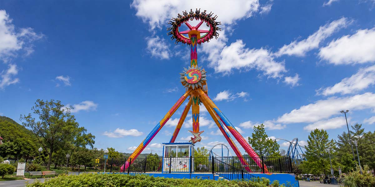 Manège à pendule à 360 degrés destiné aux zones de sensations fortes, offrant un angle d'oscillation élevé, un fort impact visuel et une expérience de parc d'attractions extrême