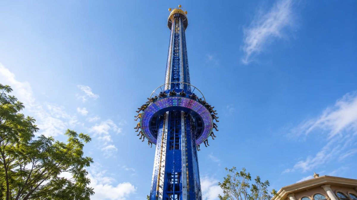 Fabricant spécialisé dans les attractions de type « tour de chute libre » sur mesure pour les parcs d'attractions, présentant une tour à hauteur maximale, une nacelle circulaire, un design à LED et un attrait commercial