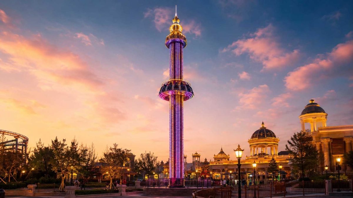 Manège de type « tour de chute » à thème personnalisé, doté d'un éclairage LED, d'un design décoratif de la tour, d'un cadre de parc d'attractions en soirée et d'un fort potentiel en tant qu'attraction emblématique