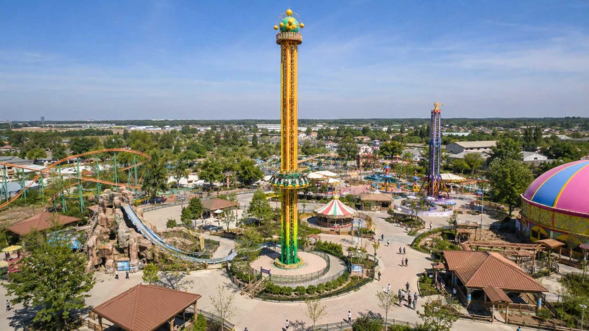 Vue de la hauteur, de l'empreinte au sol et de l'aménagement du site de la tour de chute libre, indiquant l'emplacement de la tour, les attractions environnantes, les allées et le tracé du parc d'attractions