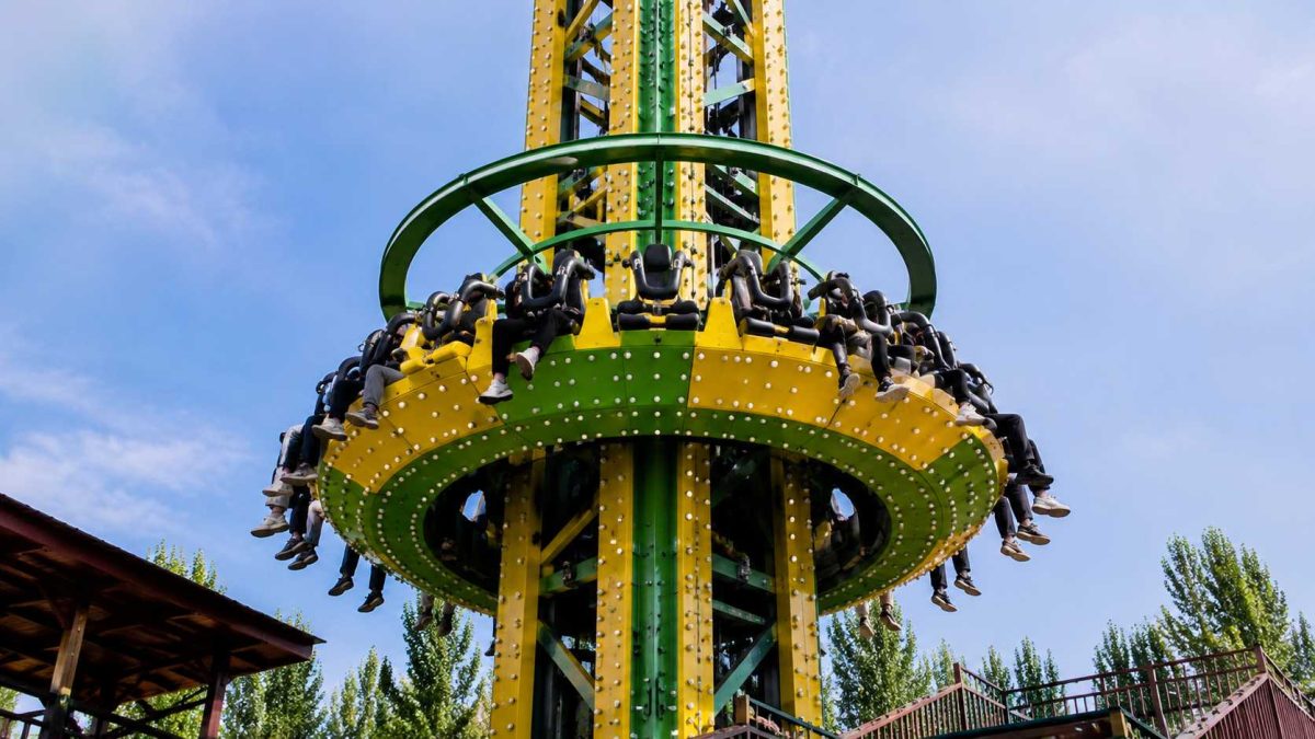 Dispositifs de sécurité d'une attraction de type « tour de chute libre » et nacelle circulaire présentant des sièges orientés vers l'extérieur, des harnais pour les passagers, la structure de la tour et la conception de la plate-forme