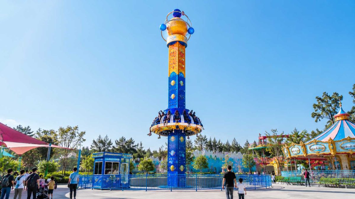 Manège familial de type « tour de chute » destiné aux petits parcs d'attractions et aux centres de loisirs familiaux (FEC), se caractérisant par une tour aux couleurs vives, des sensations modérées et un encombrement extérieur réduit