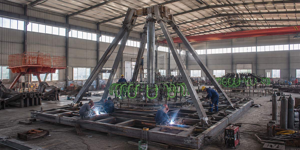 Qualité de fabrication de la structure en acier d'un manège à pendule, caractérisée par des soudures robustes et un assemblage en usine, destinée aux équipements de parcs d'attractions commerciaux