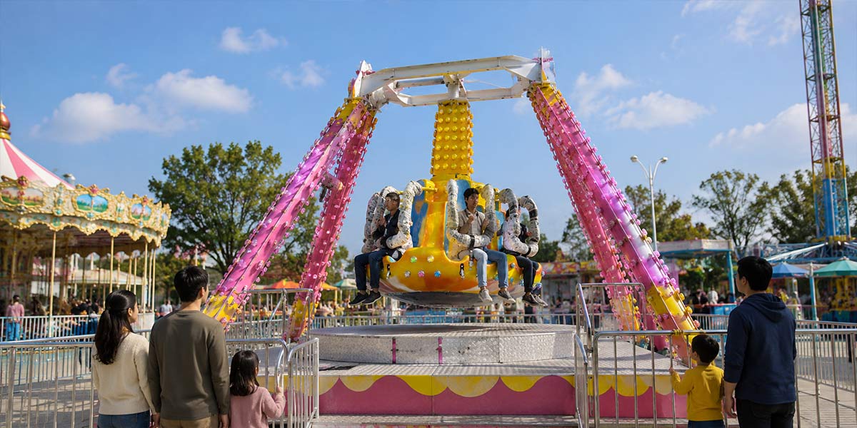 Petit manège à balancier destiné aux centres de loisirs familiaux, aux centres commerciaux et aux parcs d'attractions pour enfants, offrant un encombrement réduit et un design adapté aux familles