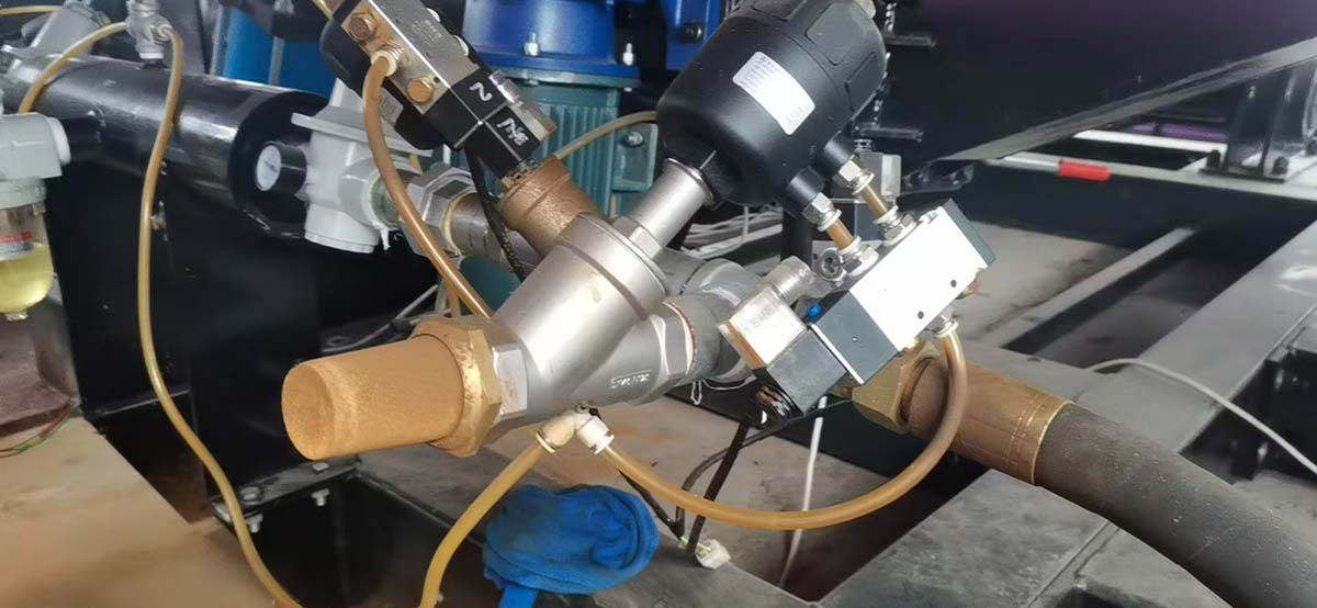 Vannes de commande pneumatiques et composants de circuits pneumatiques utilisés dans le système de mouvement d'une attraction « Disco Tagada »