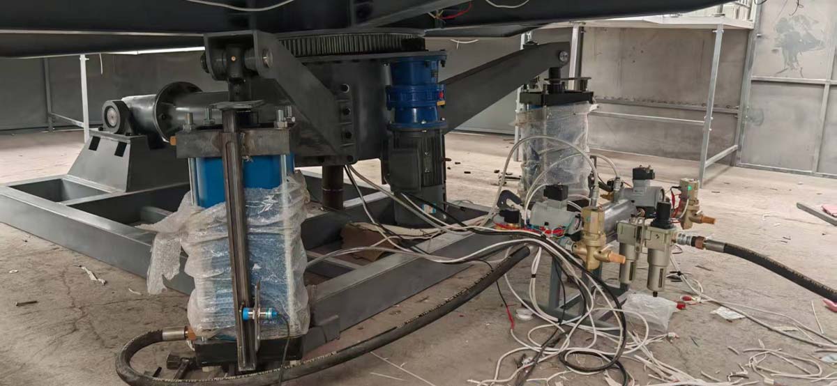 Vérins pneumatiques, entraînement rotatif et structure de base en acier sous la plate-forme d'un manège « Disco Tagada »