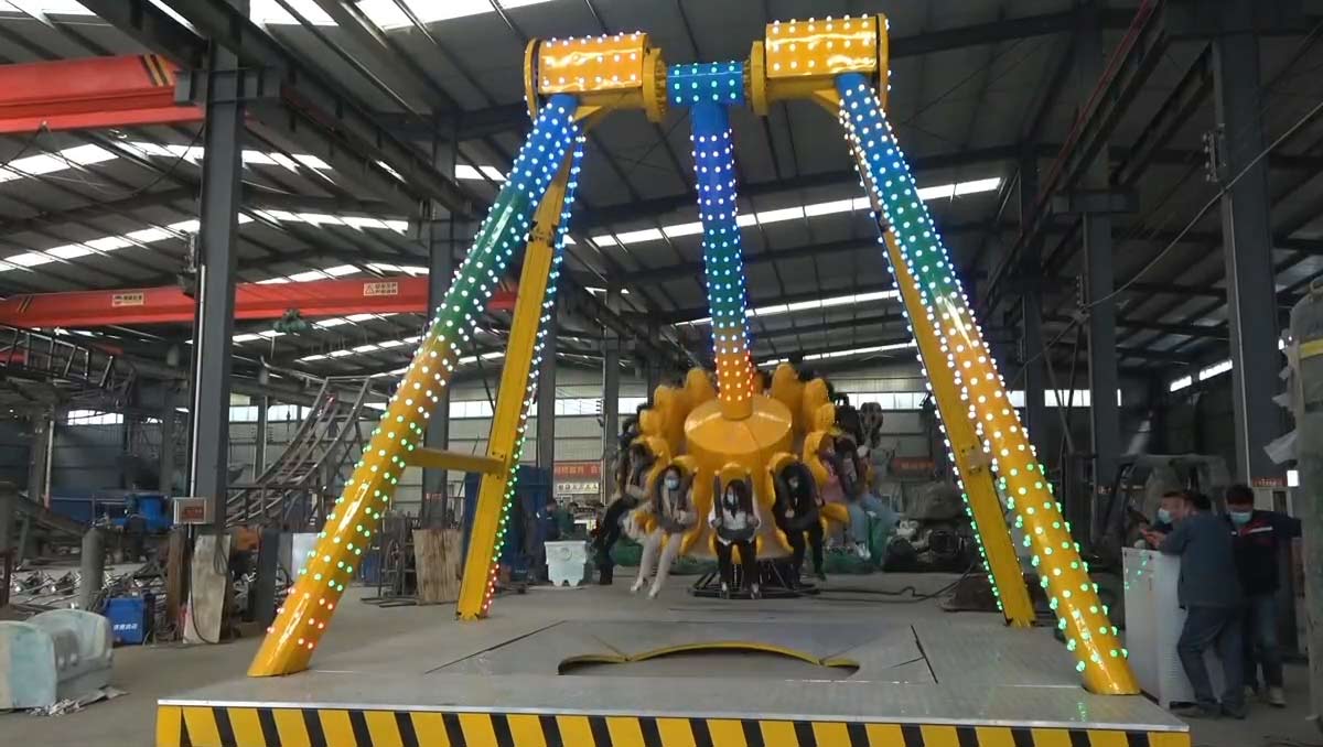Pruebas de carga en fábrica de una atracción de feria personalizada de tipo péndulo mediano con 12 asientos, que cuenta con una llamativa iluminación LED y una estructura en forma de A de acero de alta resistencia.