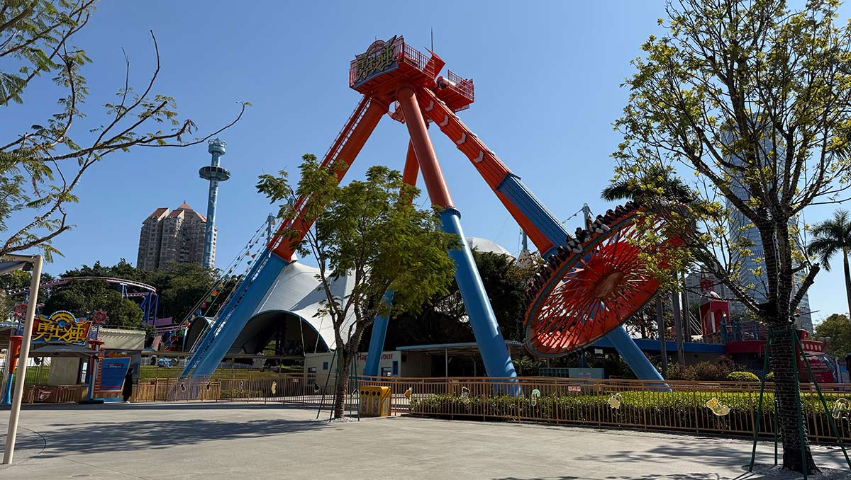 Atracción de tipo péndulo «Giant Frisbee» de gran capacidad, con 30 plazas, instalada en un importante parque temático, que cuenta con una góndola circular giratoria y un ángulo de oscilación máximo de 120 grados.