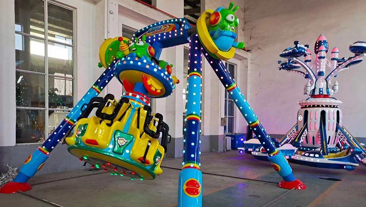Atracción infantil personalizada con forma de péndulo y temática extraterrestre, fabricada en FRP de 5 capas y con un tamaño reducido, ideal para centros de ocio familiares de interior.