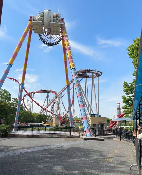 Atracción gigante tipo péndulo giratorio de 360 grados con giroscopio, con asientos suspendidos orientados hacia el exterior, que funciona en un parque de atracciones de la zona y ofrece una experiencia con el máximo tiempo de vuelo.